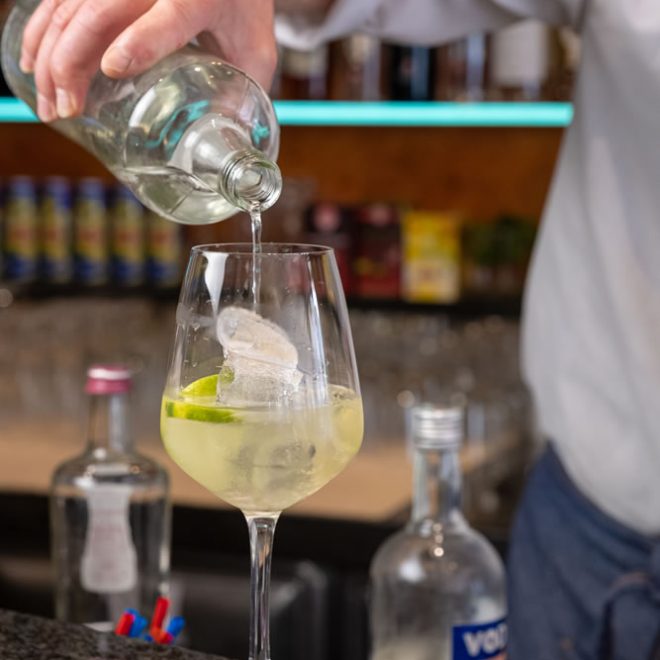 Barista prepara un cocktail