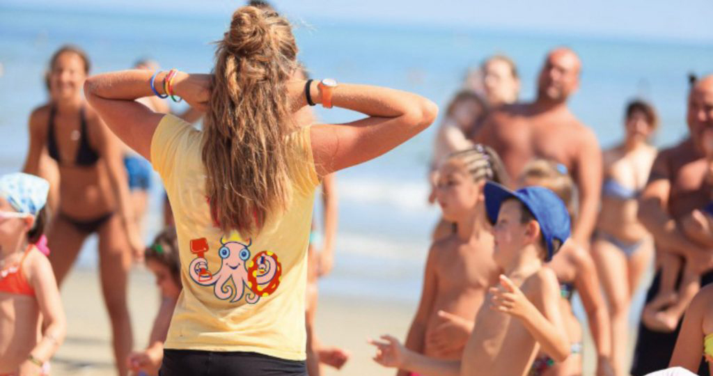 animazione in spiaggia con adulti e bambini