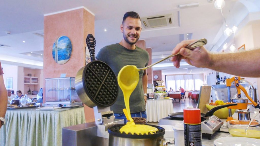 waffle preparato e cucinato davanti al cliente soddisfatto