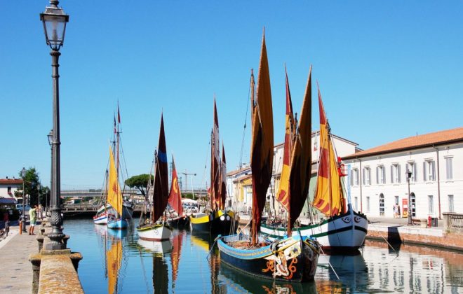 Il porto canale di cesenatico con barche d’epoca