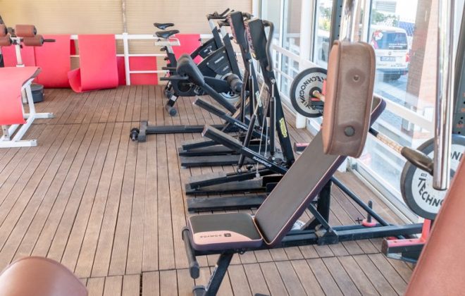 Sala palestra con tappetini da ginnastica e macchine per body building