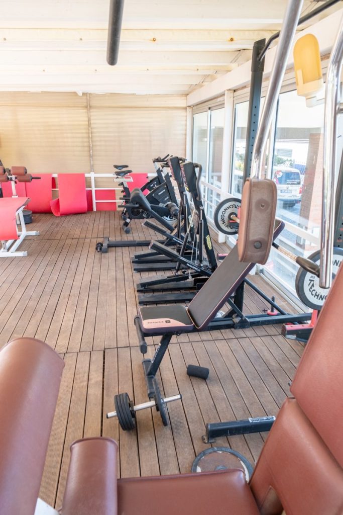 Sala palestra con tappetini da ginnastica e macchine per body building