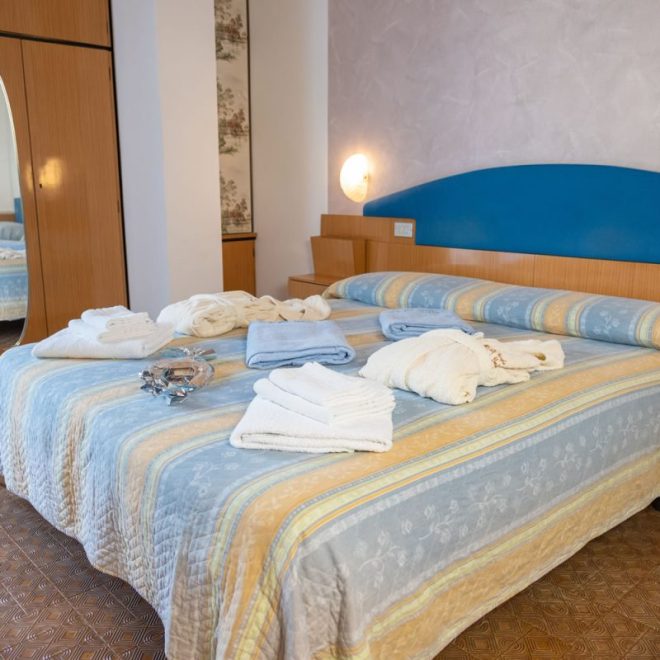 camera con letto matrimoniale e con accappatoio e asciugamani sui letti camera con letto matrimoniale e con accappatoio e asciugamani sui letti