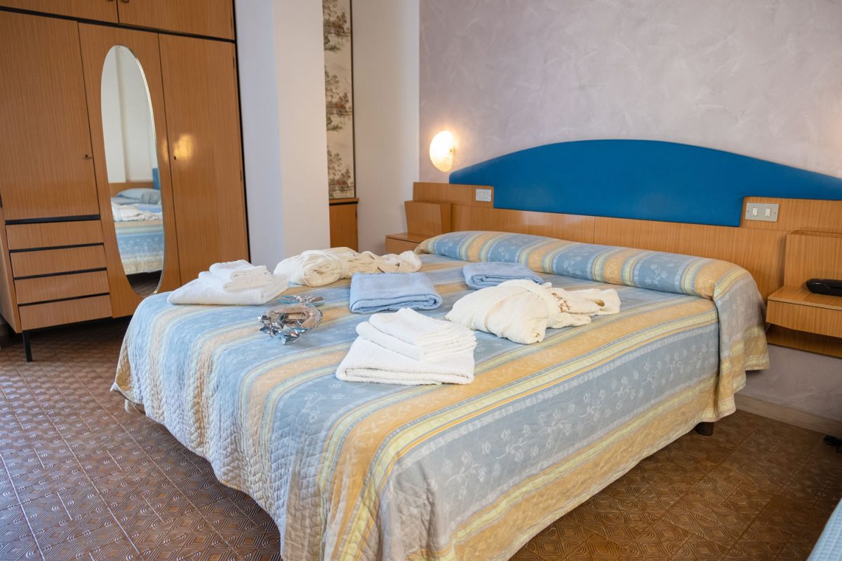 H. CAPITOL-22 camera con letto matrimoniale e con accappatoio e asciugamani sui letti