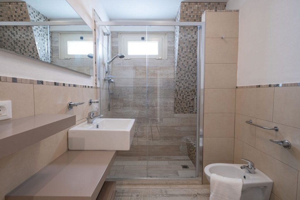 bagno moderno ed elegante con ampia doccia con seduta