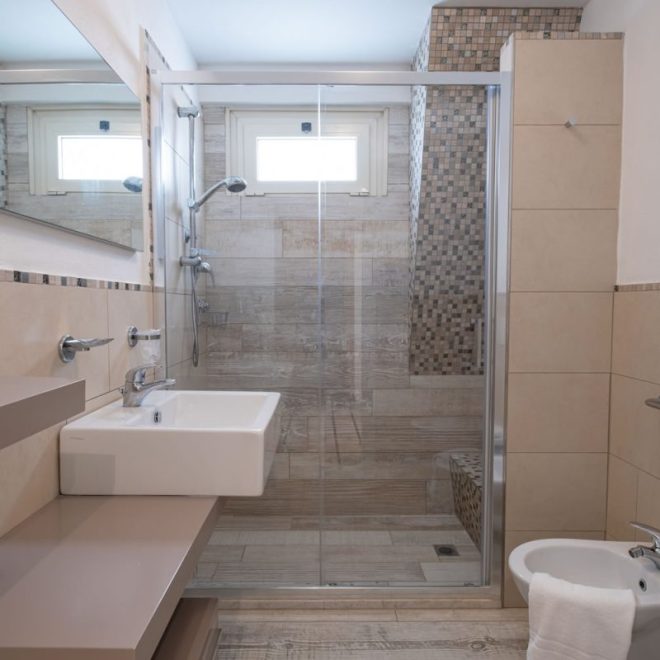bagno moderno ed elegante con ampia doccia con seduta bagno moderno ed elegante con ampia doccia con seduta
