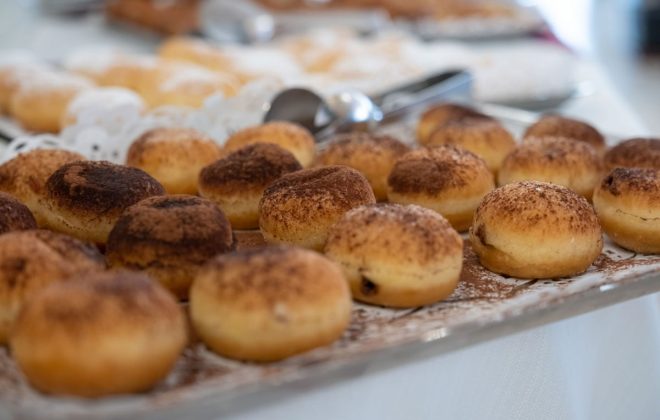 bomboloncini spolferati di cacao su un vassoio al buffet