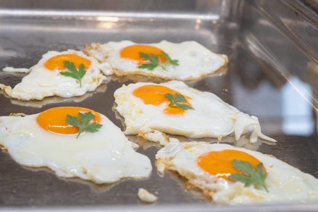 uova all'occhio di bue sulla teglia al buffet