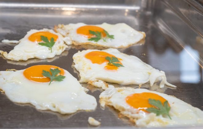 uova all’occhio di bue sulla teglia al buffet