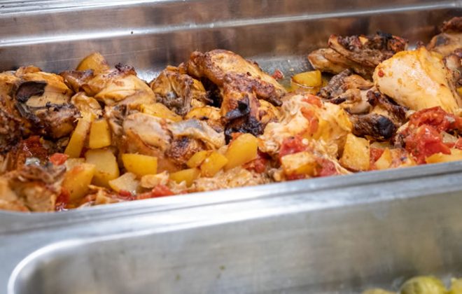 Panoramica sul buffet con pesce al forno, pollo patate e pomodorini, cavoletti di bruxells