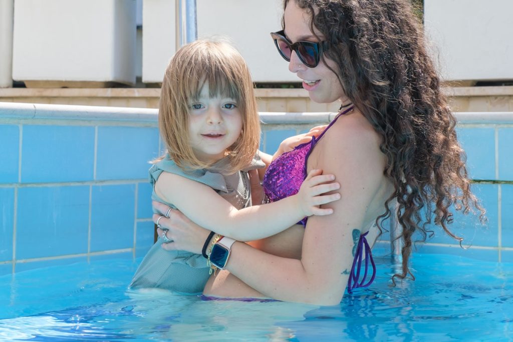 Mamma con la sua bimba a mollo in piscina