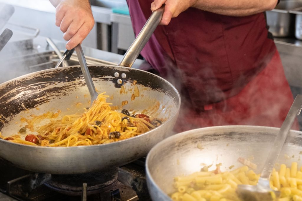 Chef salta in padella i tagliolini al pesce
