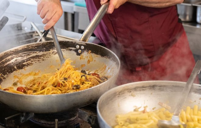 Chef salta in padella i tagliolini al pesce