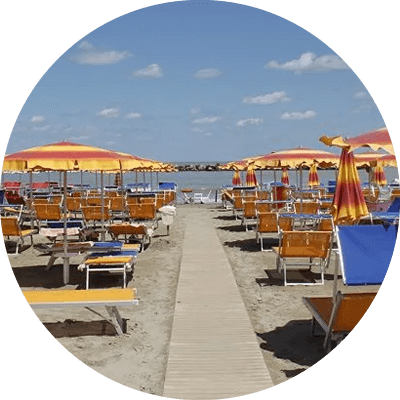 La spiaggia davanti al capitol con ombrelloni e lettini colorati La spiaggia davanti al capitol con ombrelloni e lettini colorati