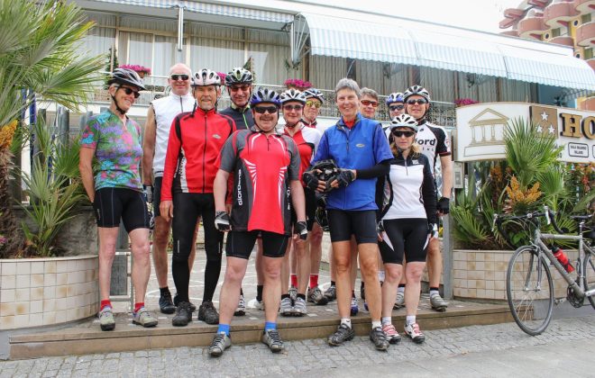 gruppo cicloamatori in posa davanti all’hotel