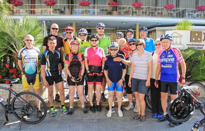 gruppo cicloamatori in posa davanti all’hotel