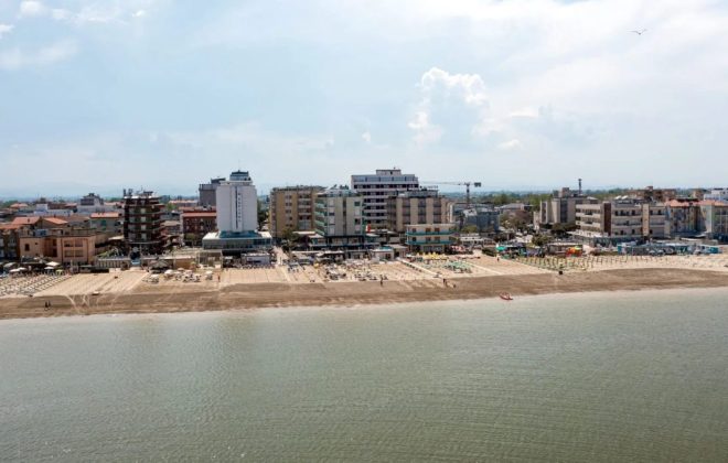 panoramica sulla spiaggia ripresa con un drone dal mare