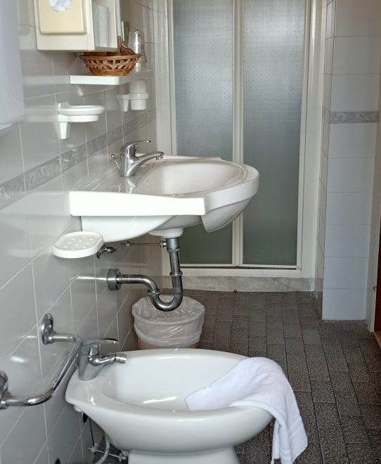 bagno camera comfort con doccia, lavandino, water e bidet bagno camera comfort con doccia, lavandino, water e bidet