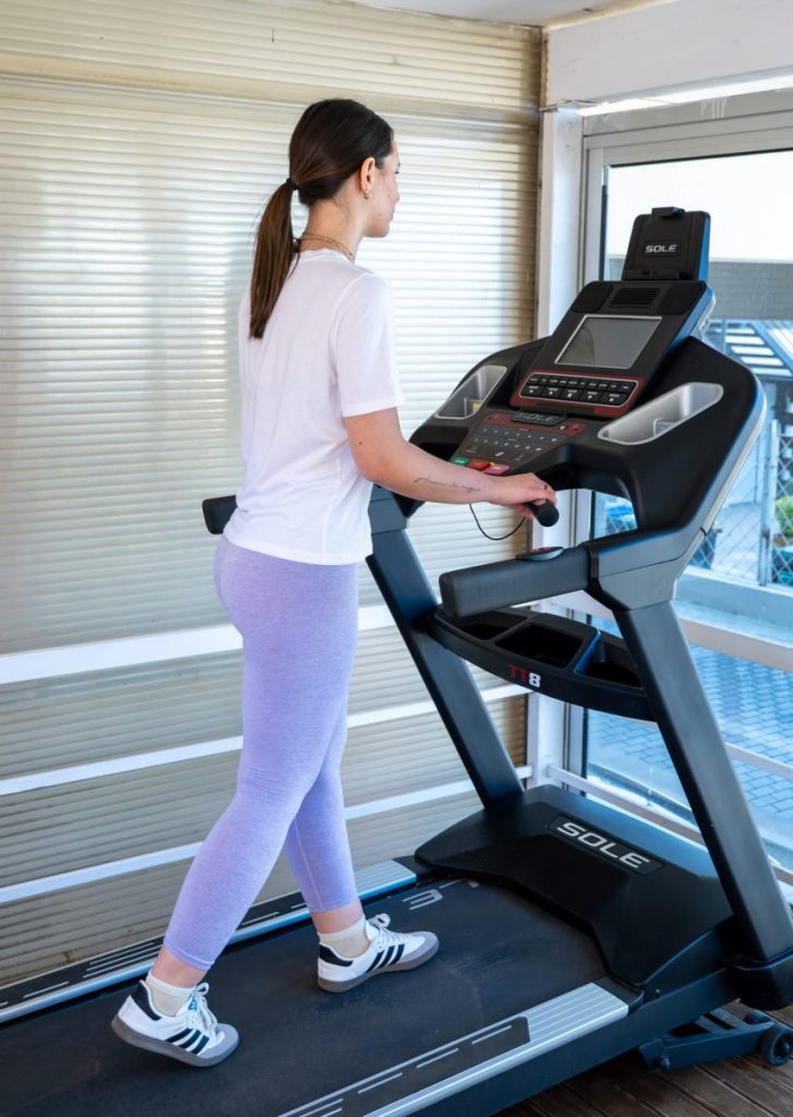 Sala fitness con cliente su tapis roulant