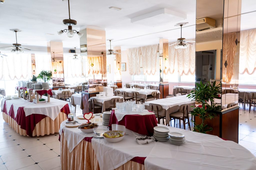 La sala da pranzo ampia e luminosa