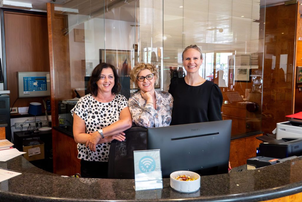 Lo staff sorridente alla reception